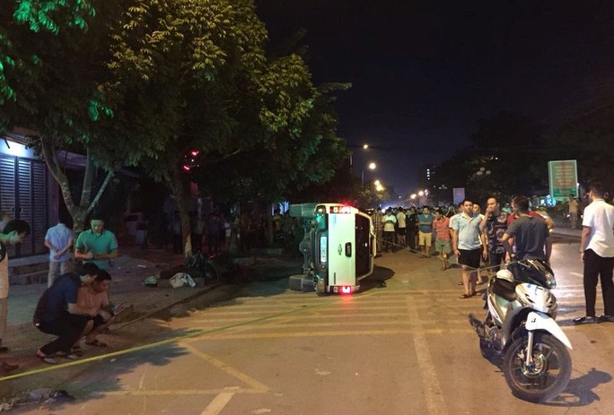 Tưởng bạn đang bị đuổi chém, quay ôtô lao thẳng vào 2 người đi xe máy-2