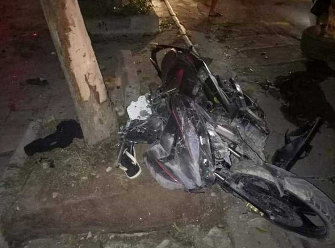 Tưởng bạn đang bị đuổi chém, quay ôtô lao thẳng vào 2 người đi xe máy-3