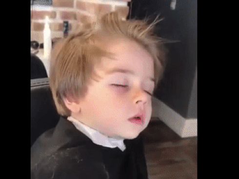 Cậu bé đi cắt tóc cũng khiến dân mạng