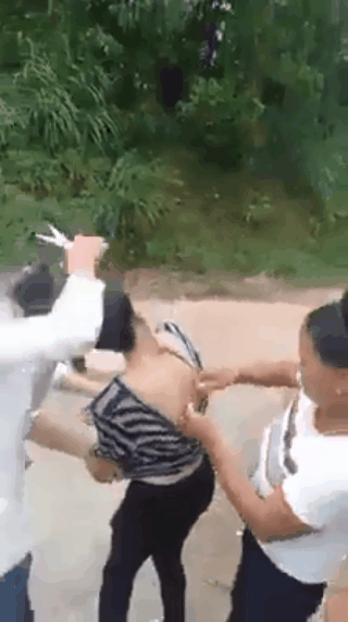 Xôn xao cảnh người phụ nữ bị nhóm người đánh ghen, cắt tóc, lột sạch đồ ngay giữa đường-1
