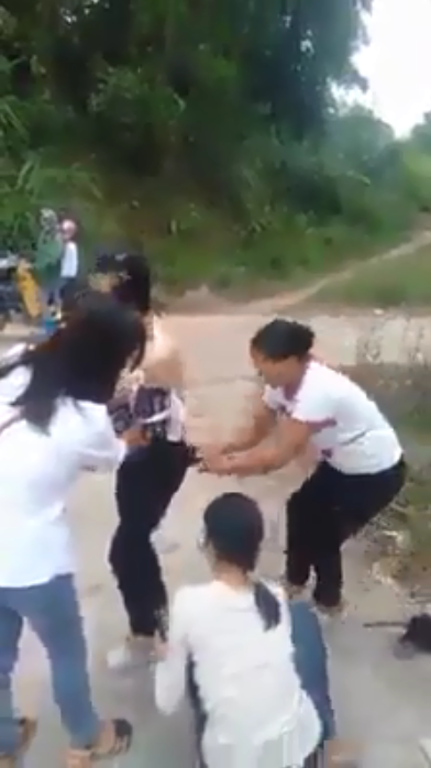 Xôn xao cảnh người phụ nữ bị nhóm người đánh ghen, cắt tóc, lột sạch đồ ngay giữa đường-2