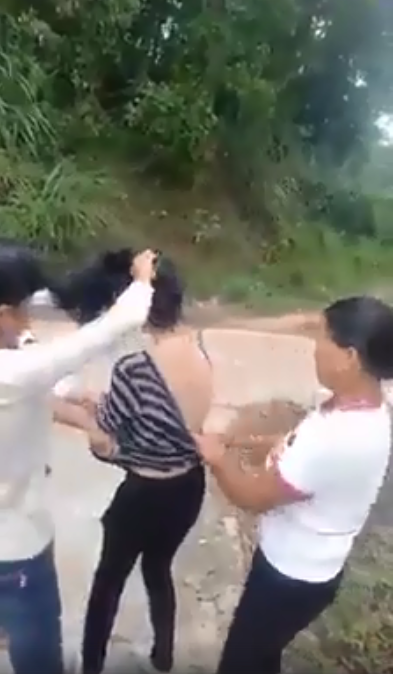 Xôn xao cảnh người phụ nữ bị nhóm người đánh ghen, cắt tóc, lột sạch đồ ngay giữa đường-3