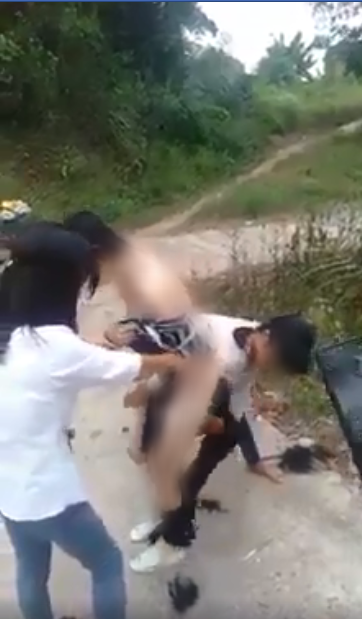 Xôn xao cảnh người phụ nữ bị nhóm người đánh ghen, cắt tóc, lột sạch đồ ngay giữa đường-4