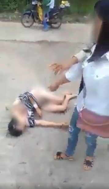 Xôn xao cảnh người phụ nữ bị nhóm người đánh ghen, cắt tóc, lột sạch đồ ngay giữa đường-5