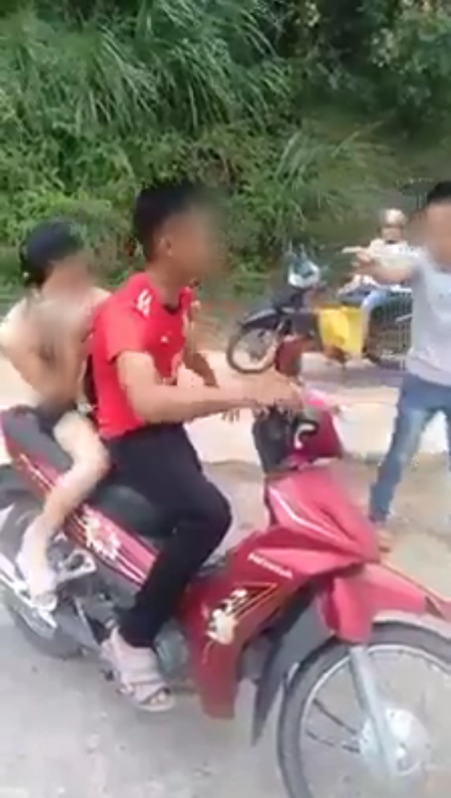 Xôn xao cảnh người phụ nữ bị nhóm người đánh ghen, cắt tóc, lột sạch đồ ngay giữa đường-6