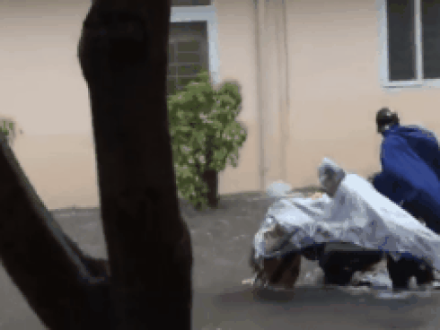 Nhóm học sinh cổ vũ bạn đẩy xe trong mưa trên nền nhạc 'Đi đu đưa đi'