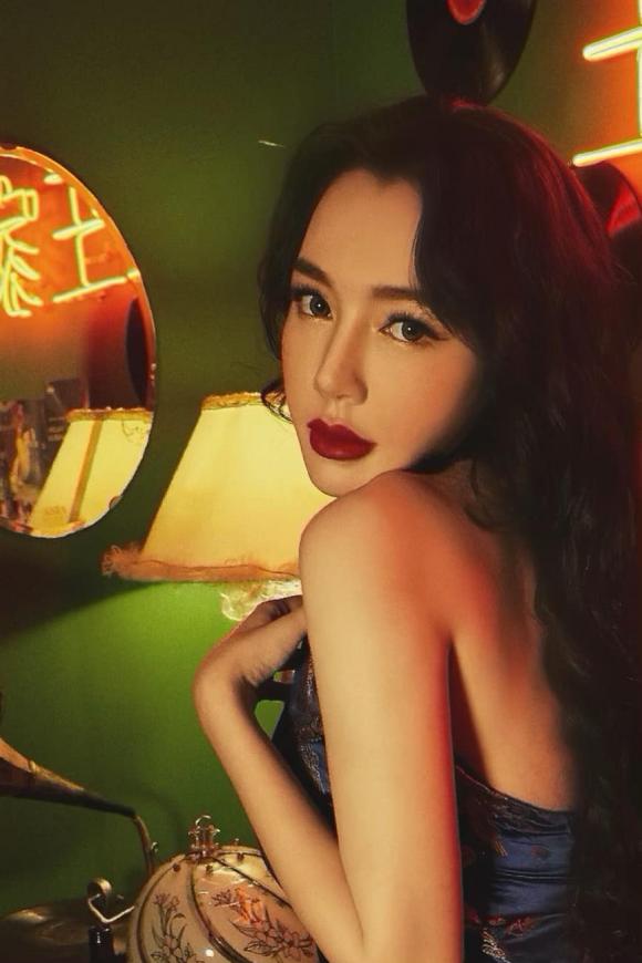 Elly Trần khoe nét đài các hút mắt với sườn xám-4