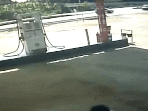 Xe máy mất lái đâm thẳng vào cửa hàng-1