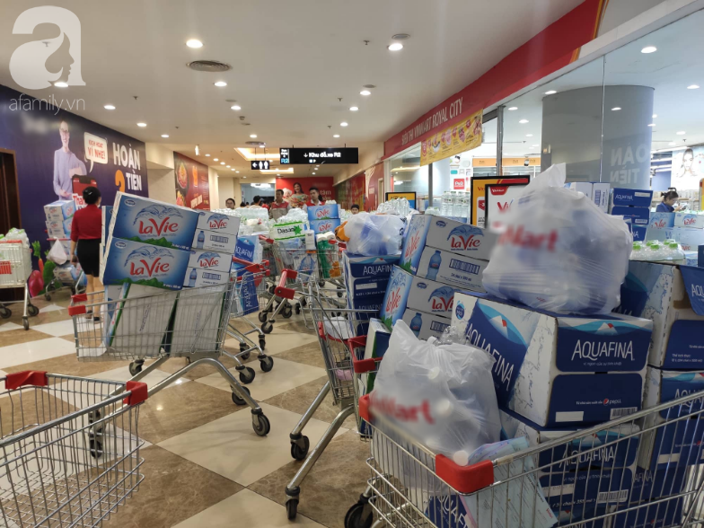 Người dân Hà Nội quét sạch các siêu thị để tích trữ nước khoáng đóng chai sau sự cố nước sinh hoạt nhiễm dầu-1