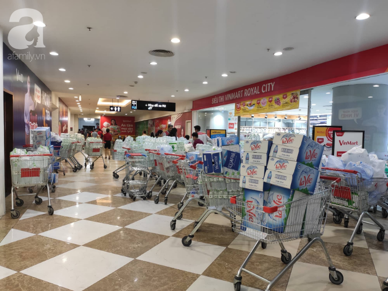 Người dân Hà Nội quét sạch các siêu thị để tích trữ nước khoáng đóng chai sau sự cố nước sinh hoạt nhiễm dầu-2