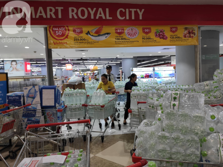 Người dân Hà Nội quét sạch các siêu thị để tích trữ nước khoáng đóng chai sau sự cố nước sinh hoạt nhiễm dầu-4