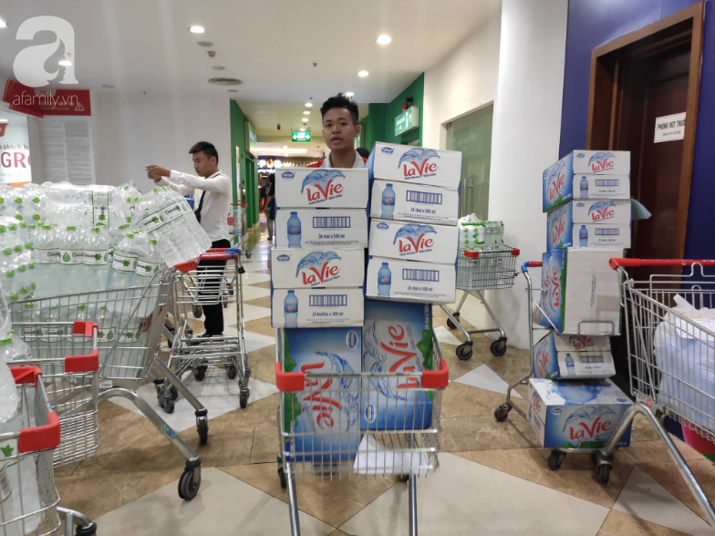 Người dân Hà Nội quét sạch các siêu thị để tích trữ nước khoáng đóng chai sau sự cố nước sinh hoạt nhiễm dầu-5