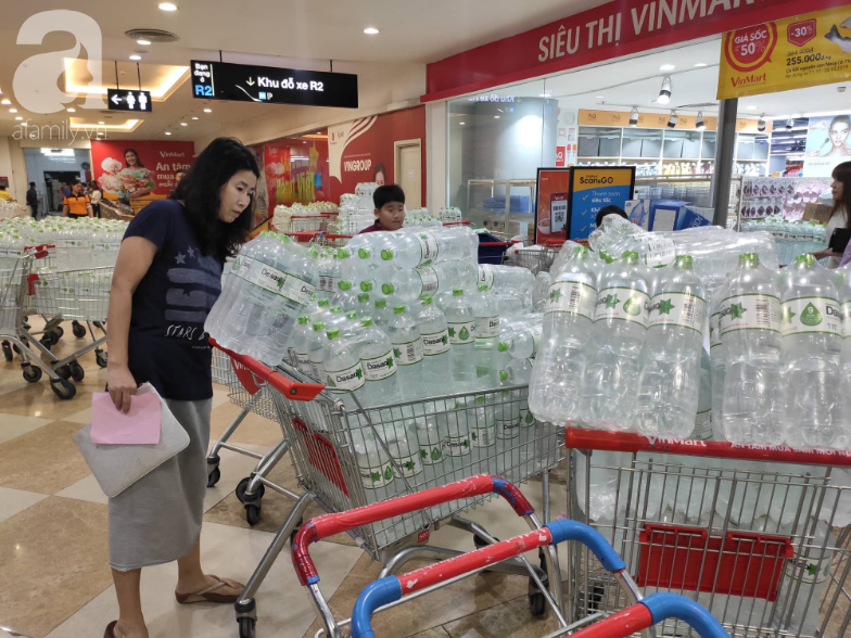 Người dân Hà Nội quét sạch các siêu thị để tích trữ nước khoáng đóng chai sau sự cố nước sinh hoạt nhiễm dầu-6