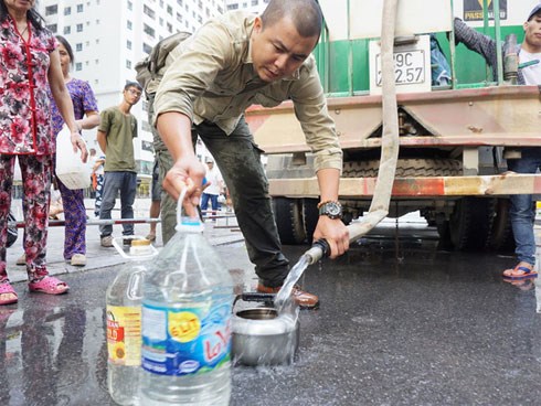 Cư dân chung cư Linh Đàm lo lắng khi nước sạch được cấp miễn phí có mùi tanh, màu