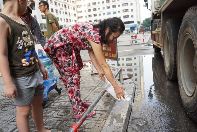 Cư dân chung cư Linh Đàm lo lắng khi nước sạch được cấp miễn phí có mùi tanh, màu lạ-5