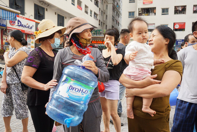 Cư dân chung cư Linh Đàm lo lắng khi nước sạch được cấp miễn phí có mùi tanh, màu lạ-2