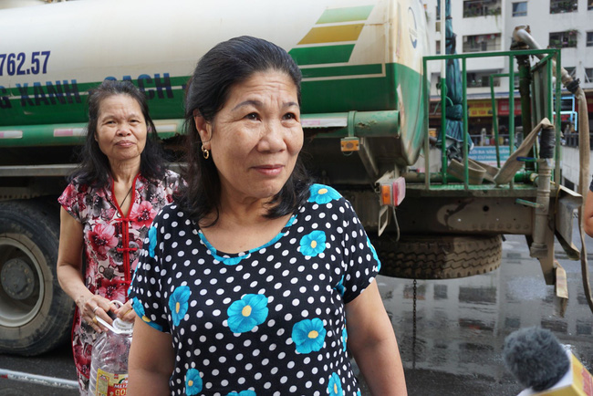 Cư dân chung cư Linh Đàm lo lắng khi nước sạch được cấp miễn phí có mùi tanh, màu lạ-6