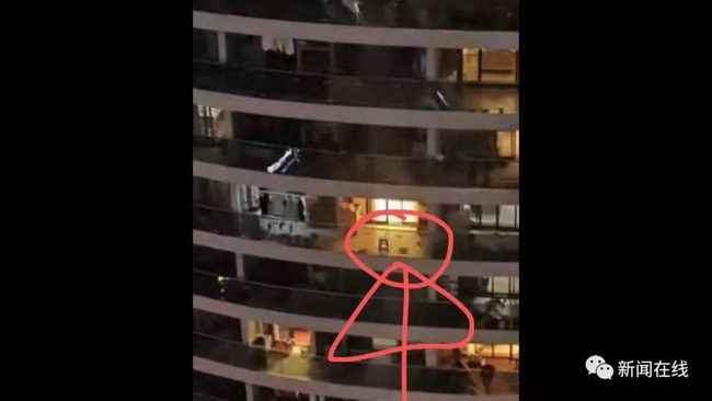 Bé trai 6 tuổi ngã từ tầng 28 tử vong tại chỗ, cảnh tượng thi thể nằm giữa bãi đậu xe và chiếc ghế ở ban công gây xót xa-2