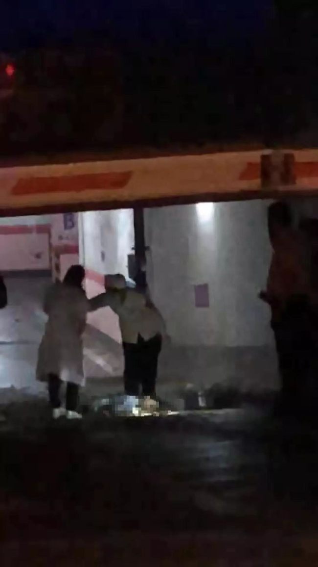 Bé trai 6 tuổi ngã từ tầng 28 tử vong tại chỗ, cảnh tượng thi thể nằm giữa bãi đậu xe và chiếc ghế ở ban công gây xót xa-1