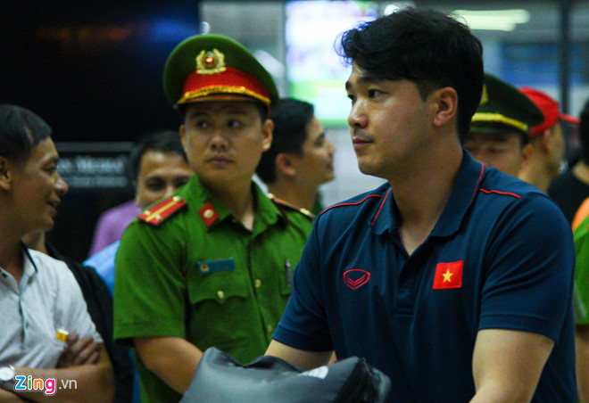 Tuyển Việt Nam về Hà Nội lúc nửa đêm-3