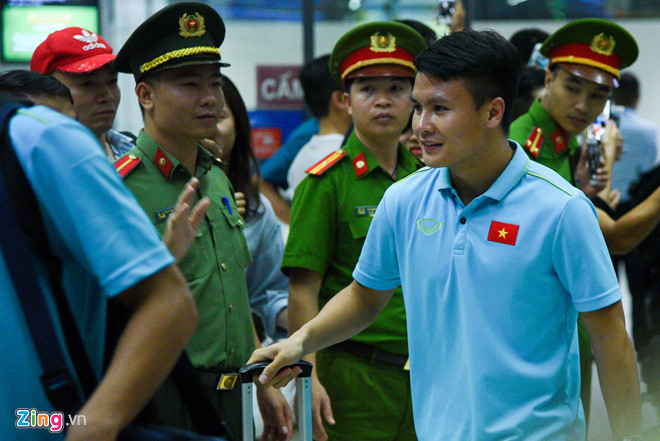 Tuyển Việt Nam về Hà Nội lúc nửa đêm-5