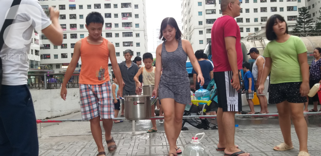 Xác định nguyên nhân nước cấp cho cư dân khu đô thị Linh Đàm có mùi tanh, màu lạ: Do bồn chứa của xe cung cấp nước không sạch-2