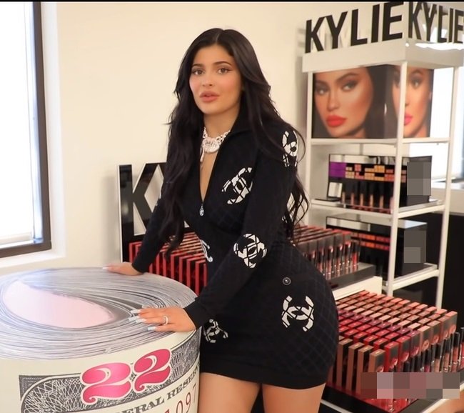Phượng Chanel đụng hàng tỷ phú Kylie Jenner: Một chiếc váy hai số phận nghiệt ngã-3