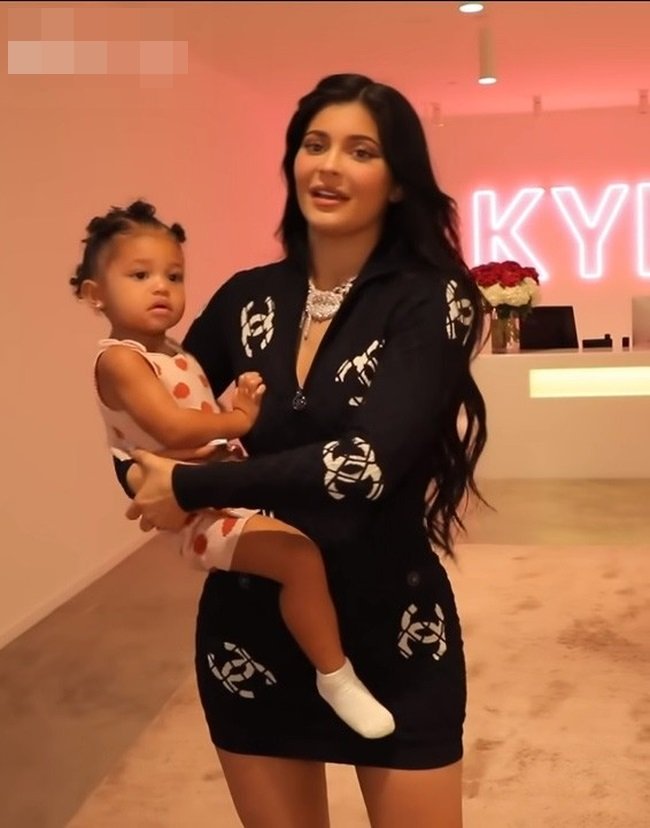 Phượng Chanel đụng hàng tỷ phú Kylie Jenner: Một chiếc váy hai số phận nghiệt ngã-4