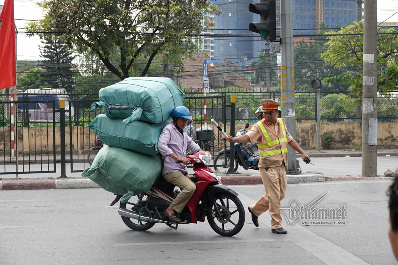 Vội vã quặt xe chạy trốn cảnh sát 141, cô gái nổi nhất phố Hà Nội-1