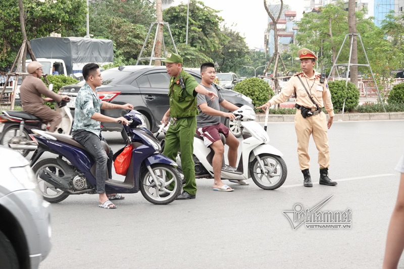 Vội vã quặt xe chạy trốn cảnh sát 141, cô gái nổi nhất phố Hà Nội-2