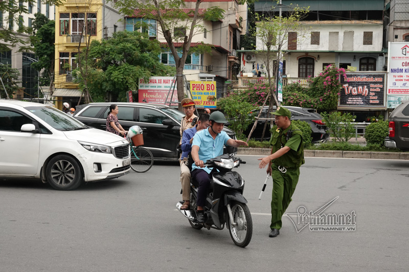 Vội vã quặt xe chạy trốn cảnh sát 141, cô gái nổi nhất phố Hà Nội-11