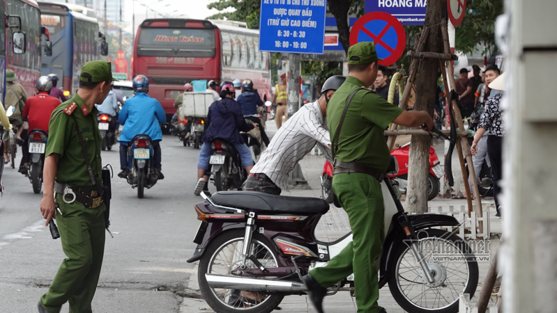 Vội vã quặt xe chạy trốn cảnh sát 141, cô gái nổi nhất phố Hà Nội-7