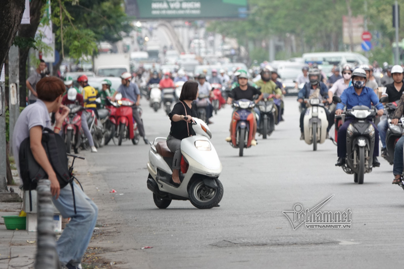 Vội vã quặt xe chạy trốn cảnh sát 141, cô gái nổi nhất phố Hà Nội-13