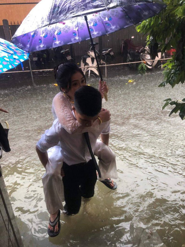 Em gái mưa phiên bản lũ lụt: Câu chuyện đằng sau bức ảnh chú rể cõng cô dâu đứng giữa biển nước đang nổi rần rần MXH-2