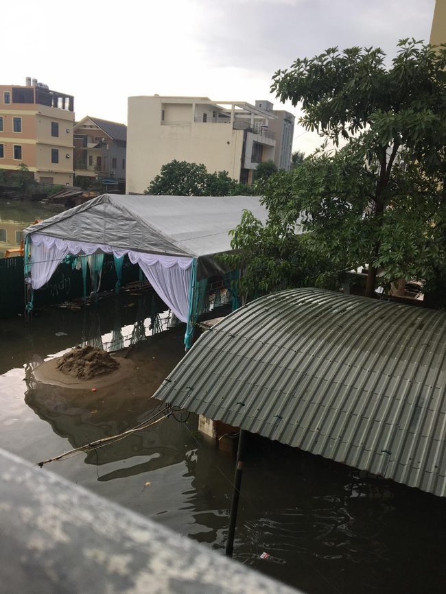 Em gái mưa phiên bản lũ lụt: Câu chuyện đằng sau bức ảnh chú rể cõng cô dâu đứng giữa biển nước đang nổi rần rần MXH-4