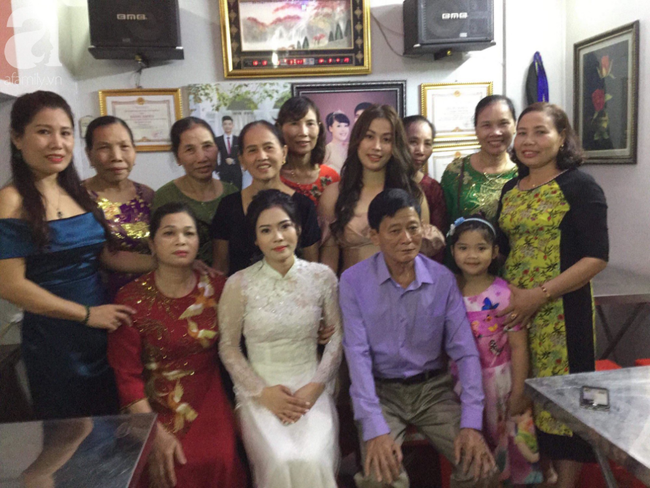 Em gái mưa phiên bản lũ lụt: Câu chuyện đằng sau bức ảnh chú rể cõng cô dâu đứng giữa biển nước đang nổi rần rần MXH-5