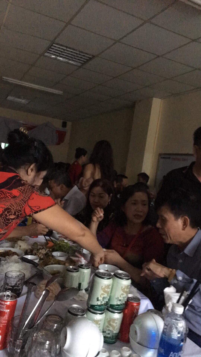 Em gái mưa phiên bản lũ lụt: Câu chuyện đằng sau bức ảnh chú rể cõng cô dâu đứng giữa biển nước đang nổi rần rần MXH-6