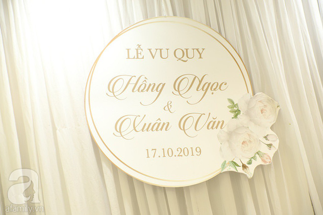 Lễ ăn hỏi của Giang Hồng Ngọc tại nhà riêng: Không gian trang nhã phủ đầy hoa tươi, cô dâu xinh đẹp vừa dịu dàng vừa gợi cảm-9