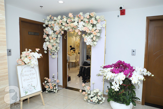 Lễ ăn hỏi của Giang Hồng Ngọc tại nhà riêng: Không gian trang nhã phủ đầy hoa tươi, cô dâu xinh đẹp vừa dịu dàng vừa gợi cảm-12