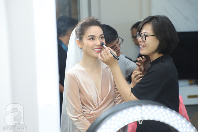 Lễ ăn hỏi của Giang Hồng Ngọc tại nhà riêng: Không gian trang nhã phủ đầy hoa tươi, cô dâu xinh đẹp vừa dịu dàng vừa gợi cảm-1