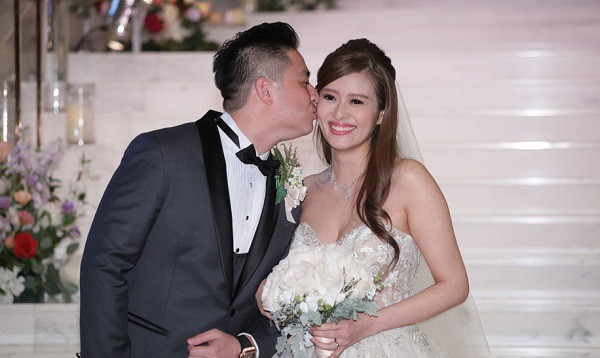 Đúng giờ cử hành hôn lễ, chú rể hoảng hồn thấy 2 cô dâu xuất hiện cùng lúc và sự thật được phanh phui khiến cả hôn trường mắt tròn mắt dẹt”-2