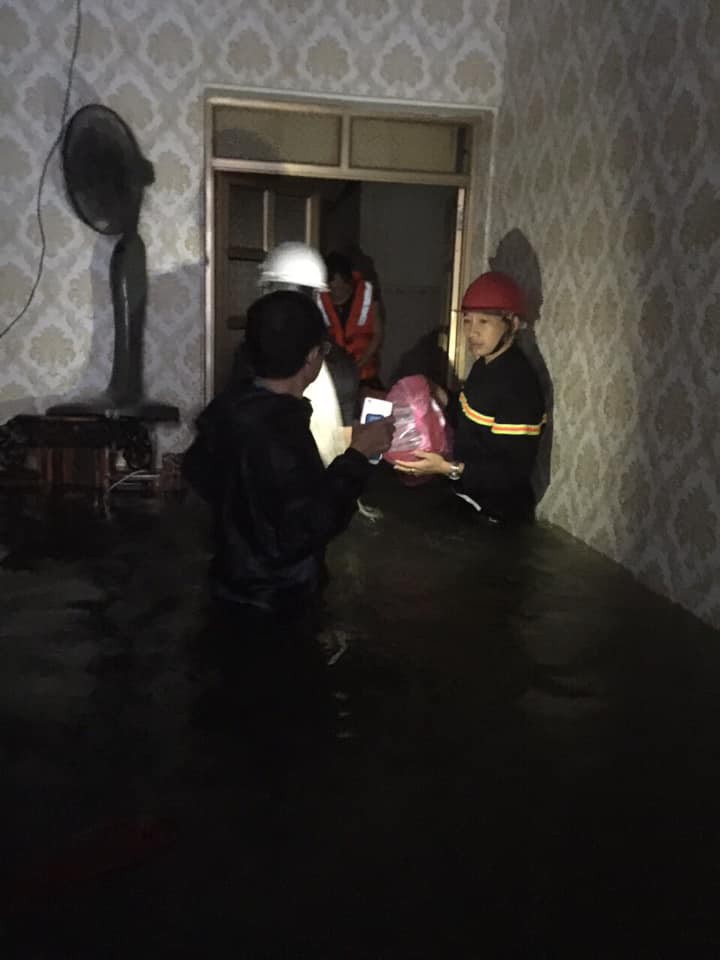 Mẹ ôm con 18 tháng tuổi ngồi trên nóc tủ vì nước ngập ngang nhà, sợ hãi gọi công an giải cứu-1