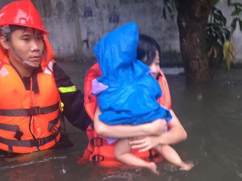 Mẹ ôm con 18 tháng tuổi ngồi trên nóc tủ vì nước ngập ngang nhà, sợ hãi gọi công an giải cứu