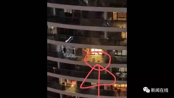 Bé trai 6 tuổi ngã từ tầng 28 tử vong tại chỗ, cảnh tượng thi thể nằm giữa bãi đậu xe và chiếc ghế ở ban công gây xót xa-2