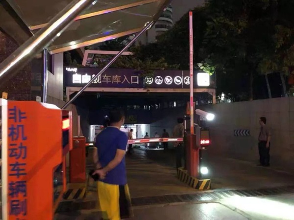 Bé trai 6 tuổi ngã từ tầng 28 tử vong tại chỗ, cảnh tượng thi thể nằm giữa bãi đậu xe và chiếc ghế ở ban công gây xót xa-3