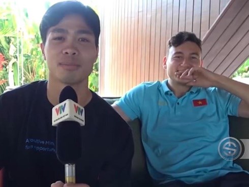 Văn Lâm, Văn Hậu bật cười khi Công Phượng tập làm phóng viên