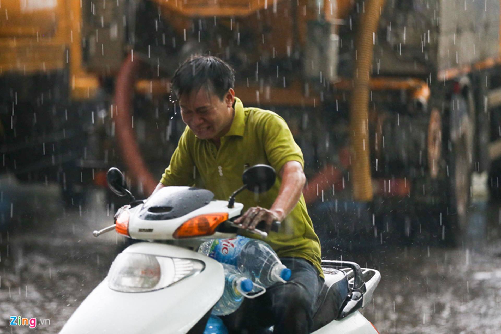Cuộc sống người Hà Nội đảo lộn trong cơn khủng hoảng nước-13