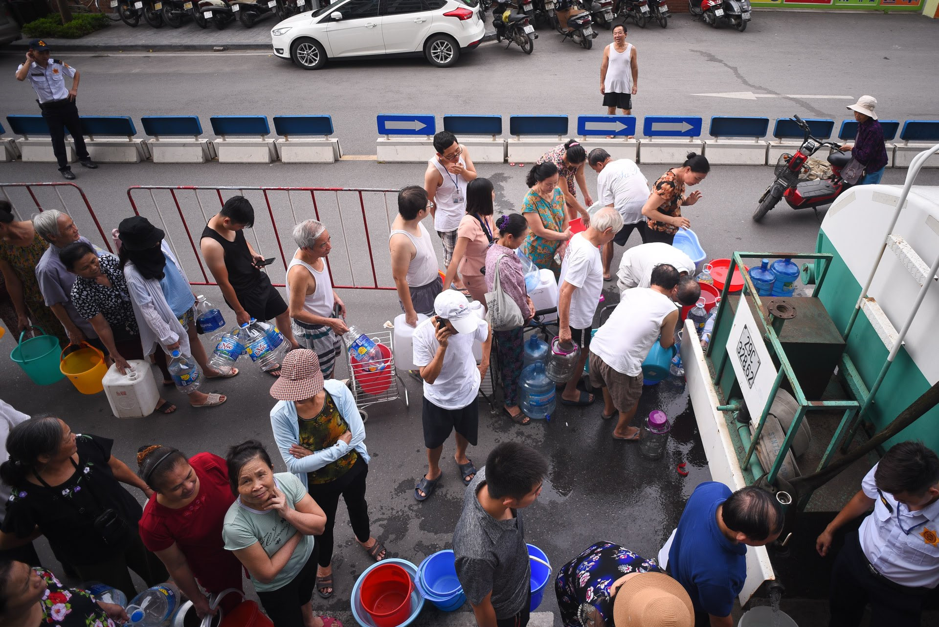 Cuộc sống người Hà Nội đảo lộn trong cơn khủng hoảng nước-15