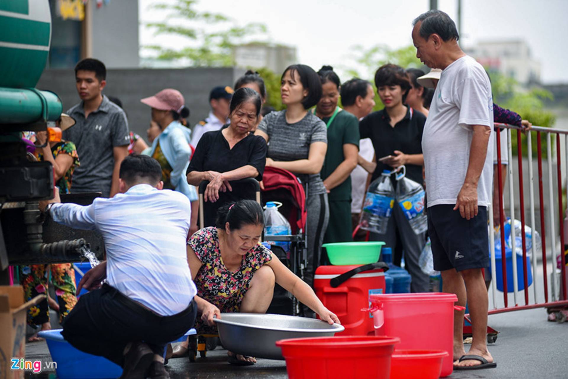Cuộc sống người Hà Nội đảo lộn trong cơn khủng hoảng nước-16