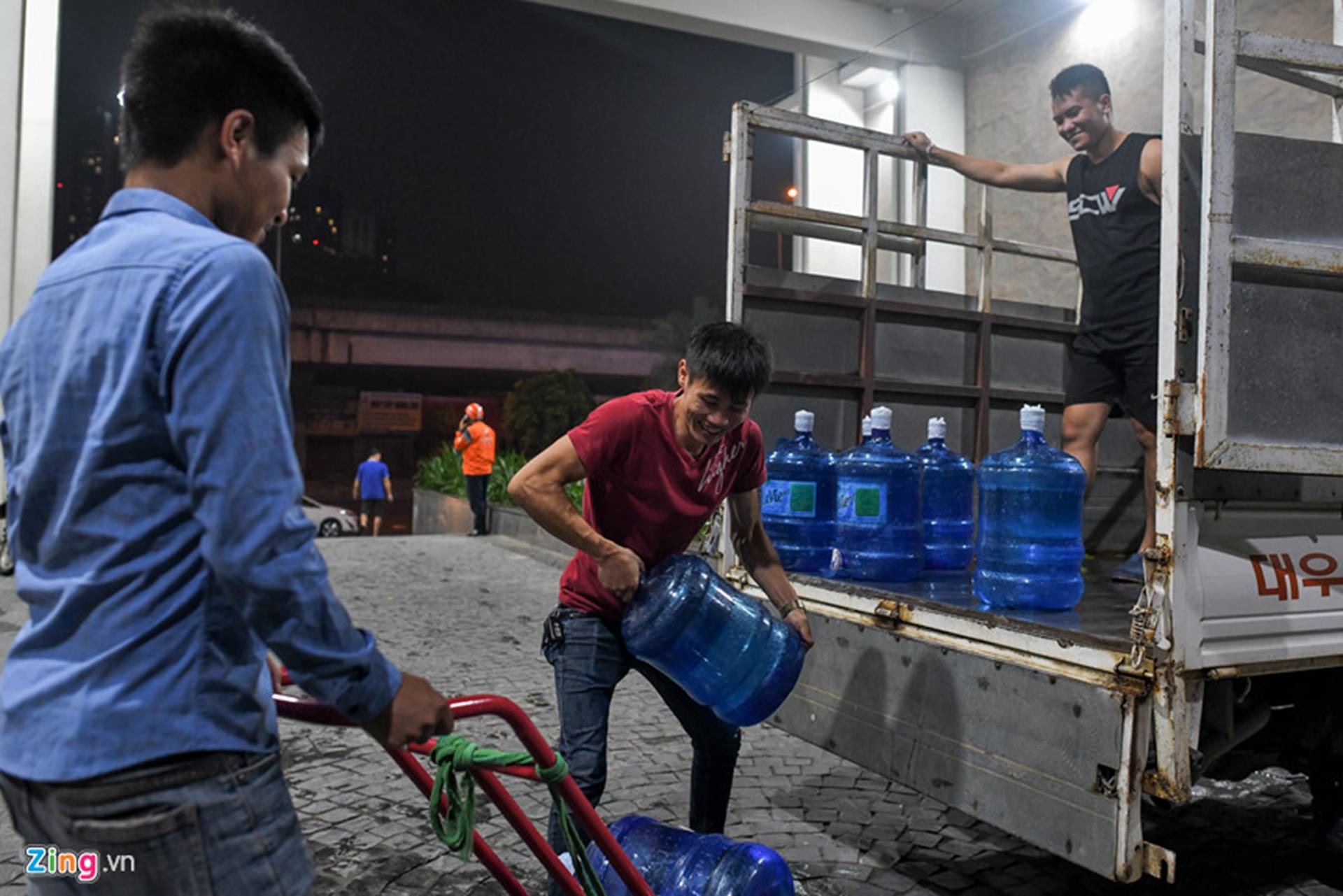 Cuộc sống người Hà Nội đảo lộn trong cơn khủng hoảng nước-19